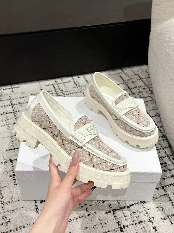 👟👟Ex-factory price 680👟👟 Dior 25/spring and summer new ultra-light loafers, new large soles and thick soles, the layout strives to create fashionable classic items, new products created at the first major show of Paris Fashion Week, the inspiration is cleverly combined with the perfect shoe shape by the D chief designer. Matched with brand buckles, it is more fashionable! Original version, perfect and exquisite workmanship!  ✔️Upper: imported open-edge beaded cowhide ✔️Inner lining: water-dyed cowhide ✔️Sole: IP foam outsole ✔️Size: #35-41 (40 41 customized items are not returnable)